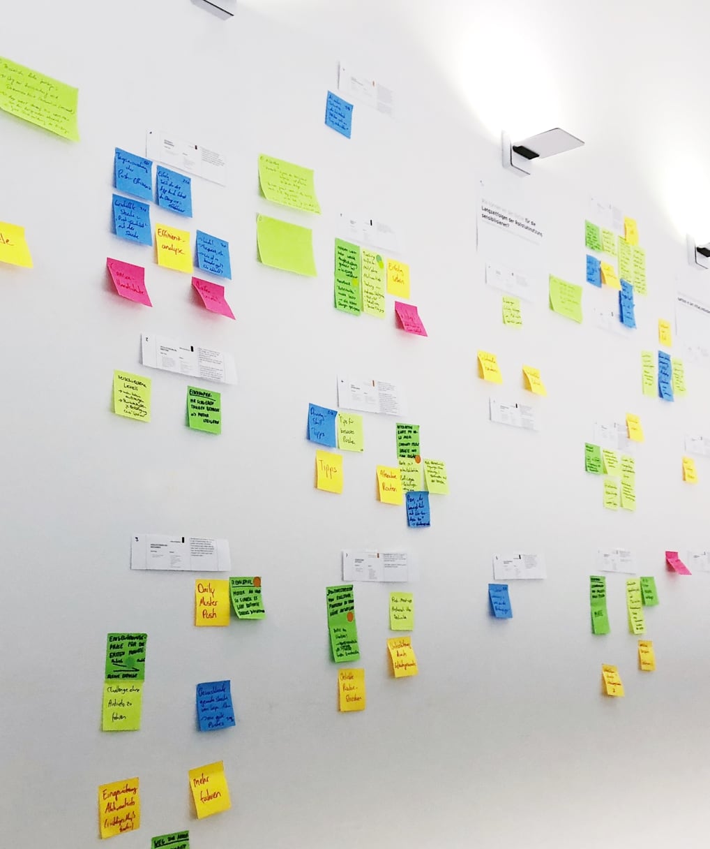 Umfangreiches Usability Testing z. B. mithilfe eines Card Sortings hilft dabei, das intelligente Tool auf seine Nutzerfreundlichkeit zu überprüfen. Die Ergebnisse fließen direkt in die Umsetzung mit ein.