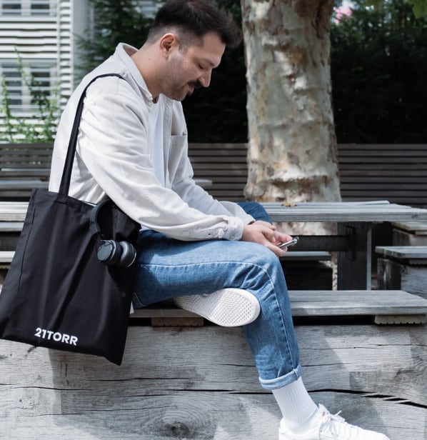 Bei 21TORR leben wir Work-Life-Balance, setzen auf transparente Kommunikation und schaffen Raum für Kreativität und individuelle Entwicklung.