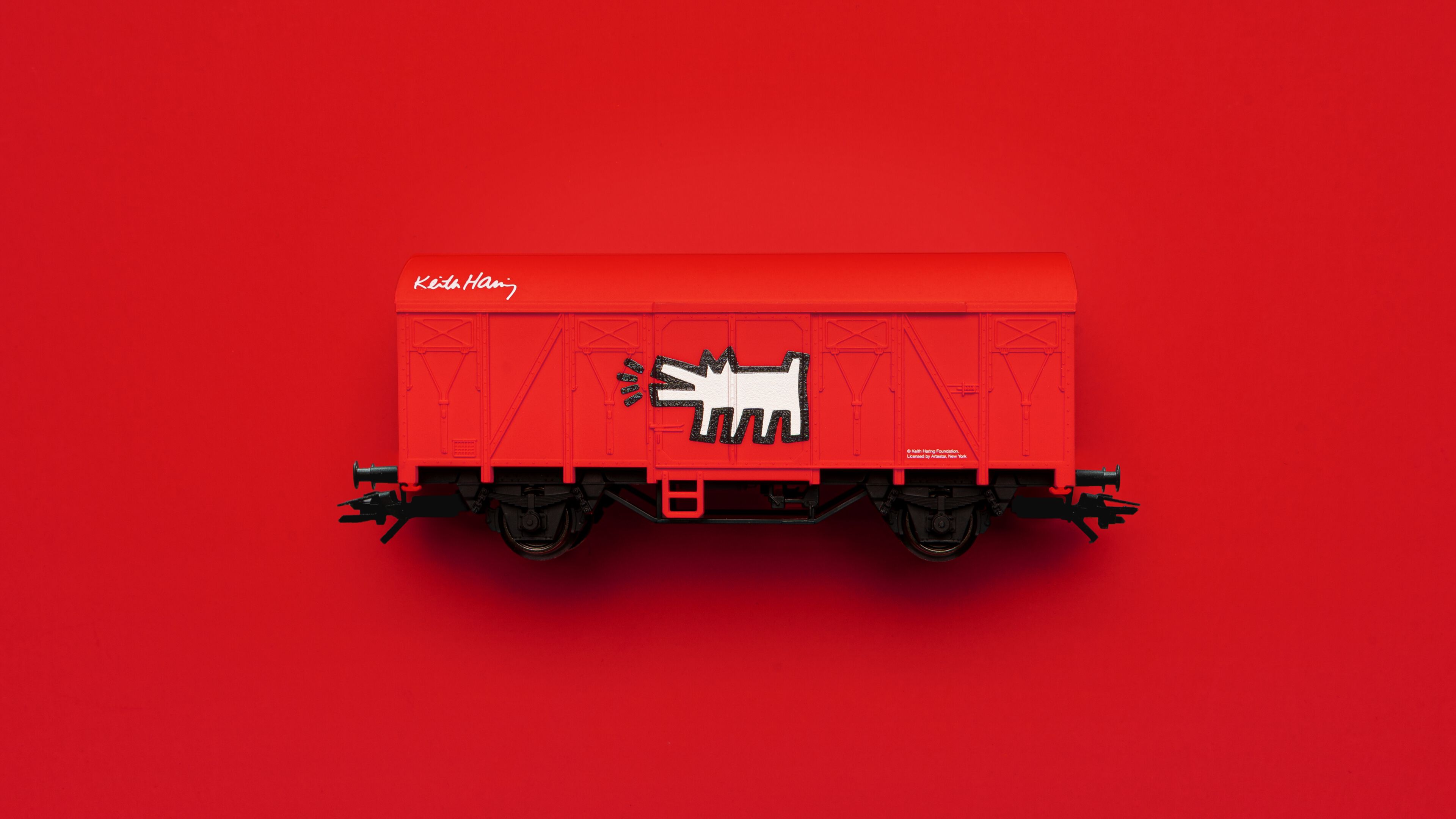 Bild vom Märklin Message Wagon im Stil Keith Harings, der auch das Shop Design inspiriert hat