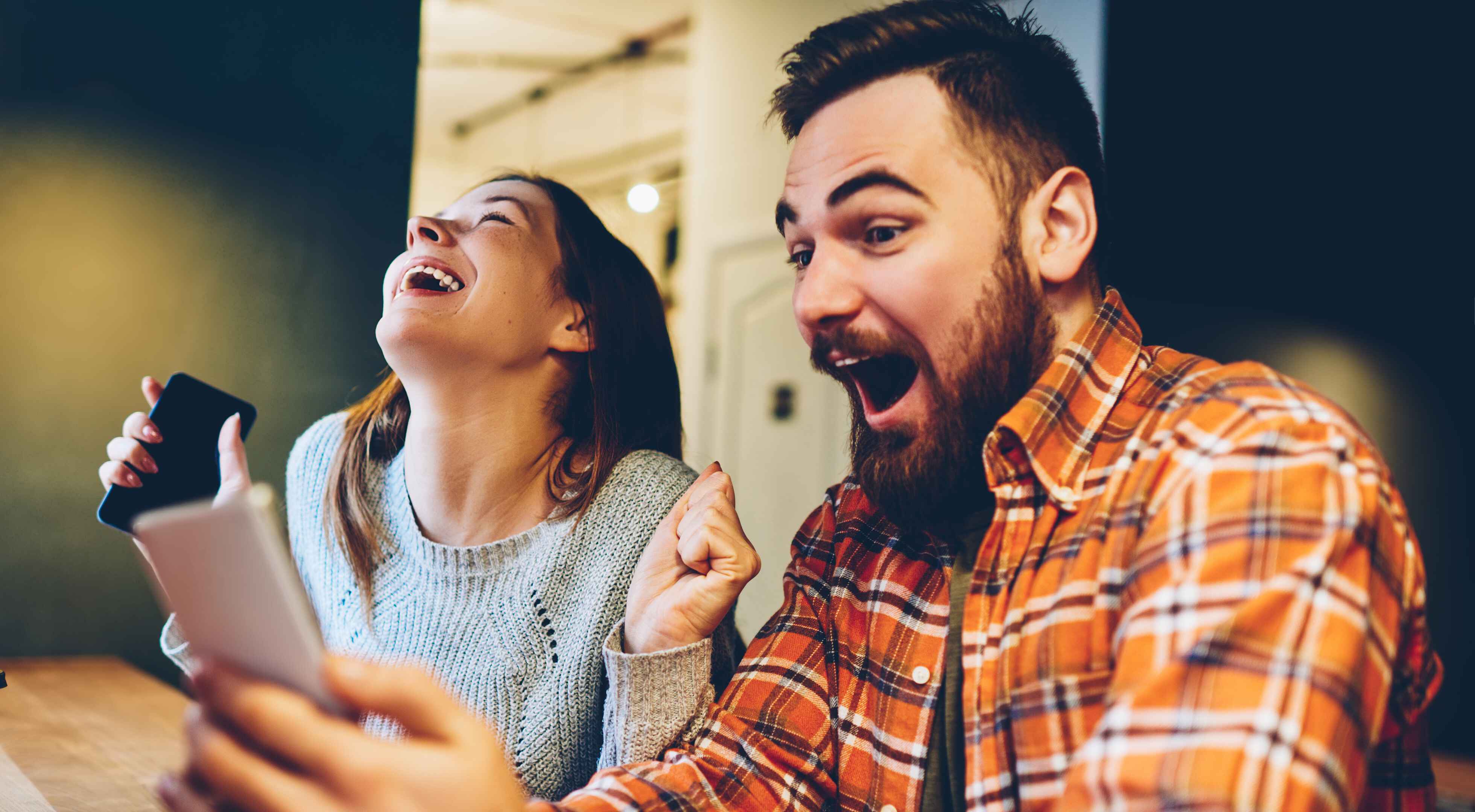 Auf dem Bild zu sehen: Zwei User freuen sich über den personalisierten Gruß einer Celebrity, bereitgestellt über das Wewave-Shopsystem