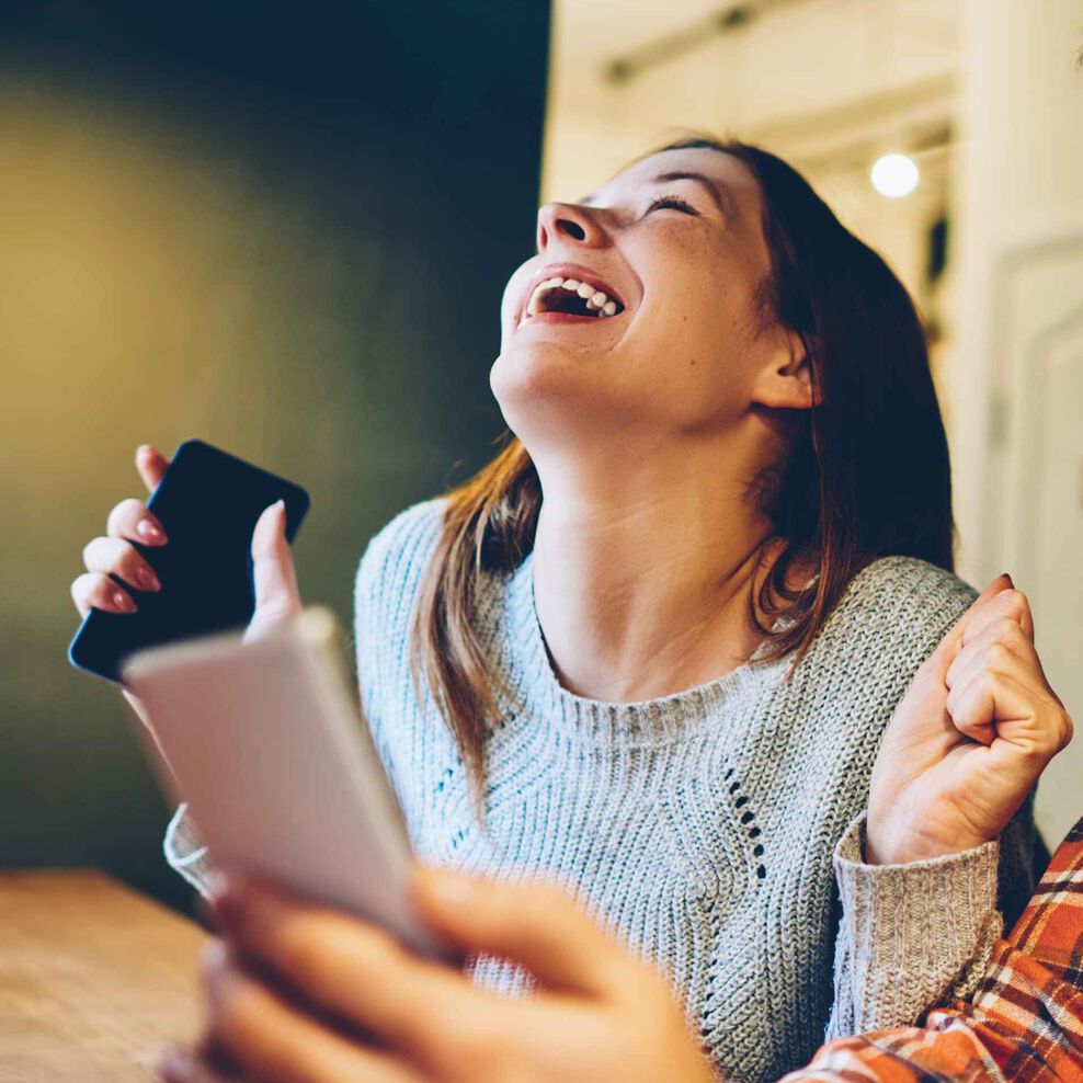 Zwei User freuen sich über den personalisierten Gruß einer Celebrity, bereitgestellt über das Wewave-Shopsystem